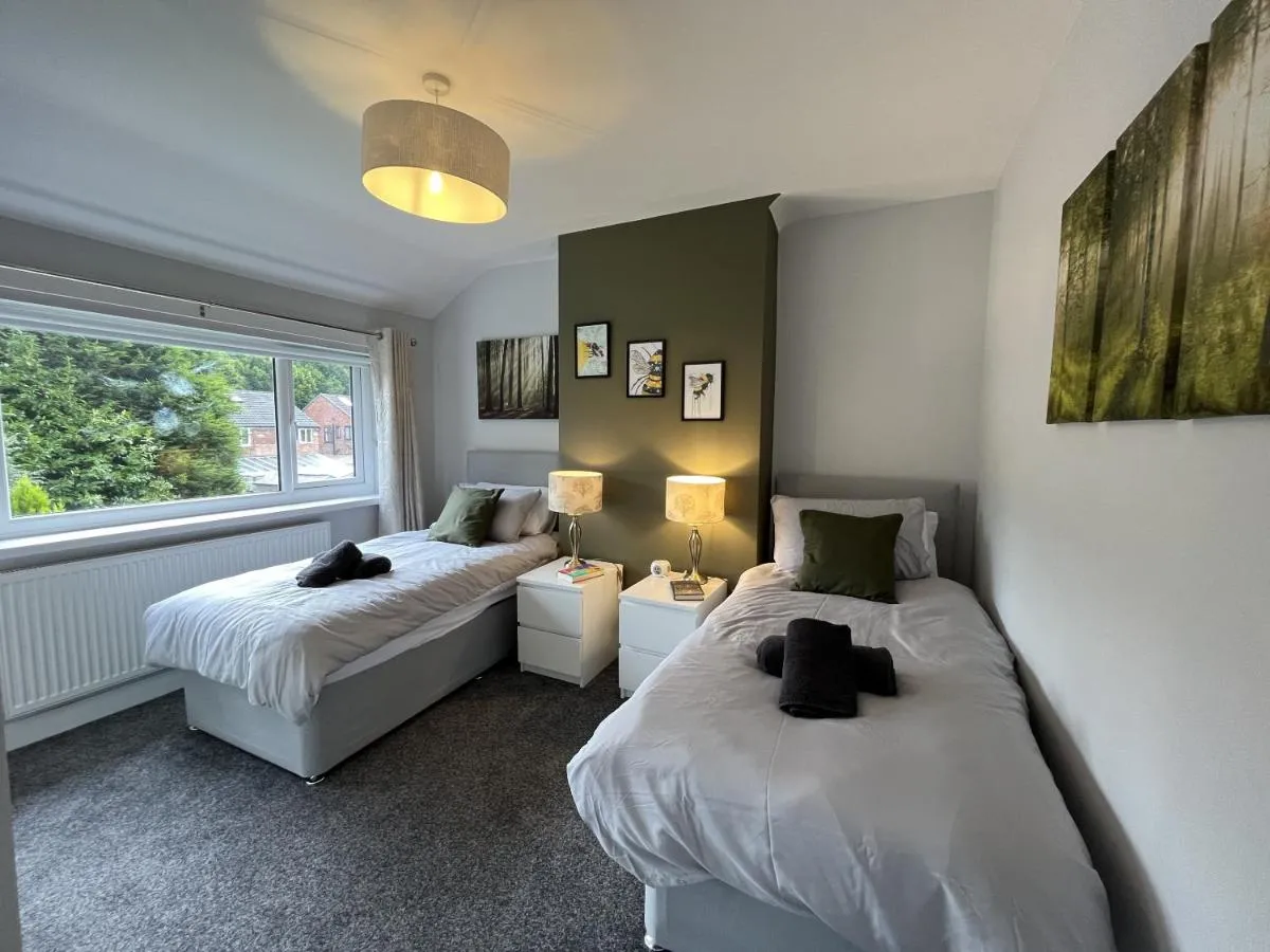Image 3 of Modern 3-bed stay-away-home sleeps 6 nr Manchester