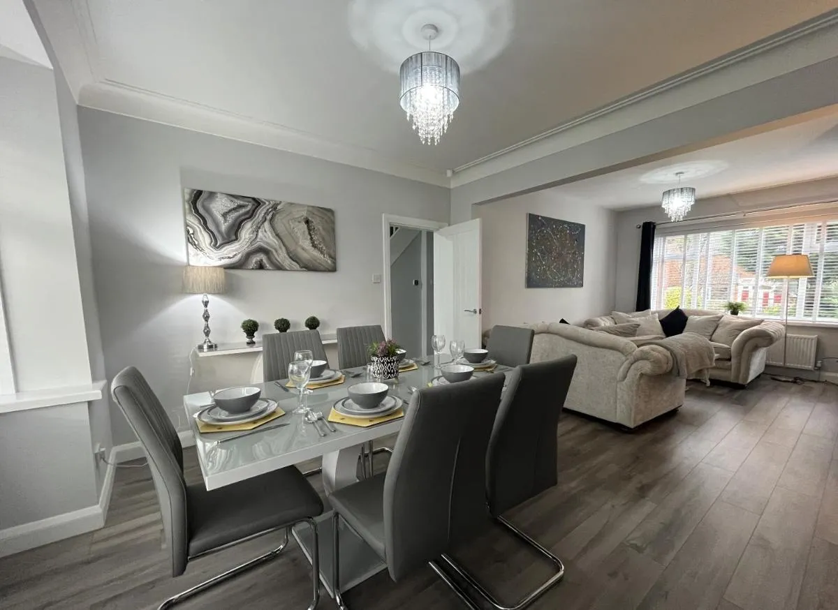 Image 4 of Modern 3-bed stay-away-home sleeps 6 nr Manchester