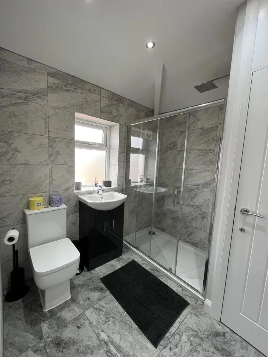 Image 6 of Modern 3-bed stay-away-home sleeps 6 nr Manchester