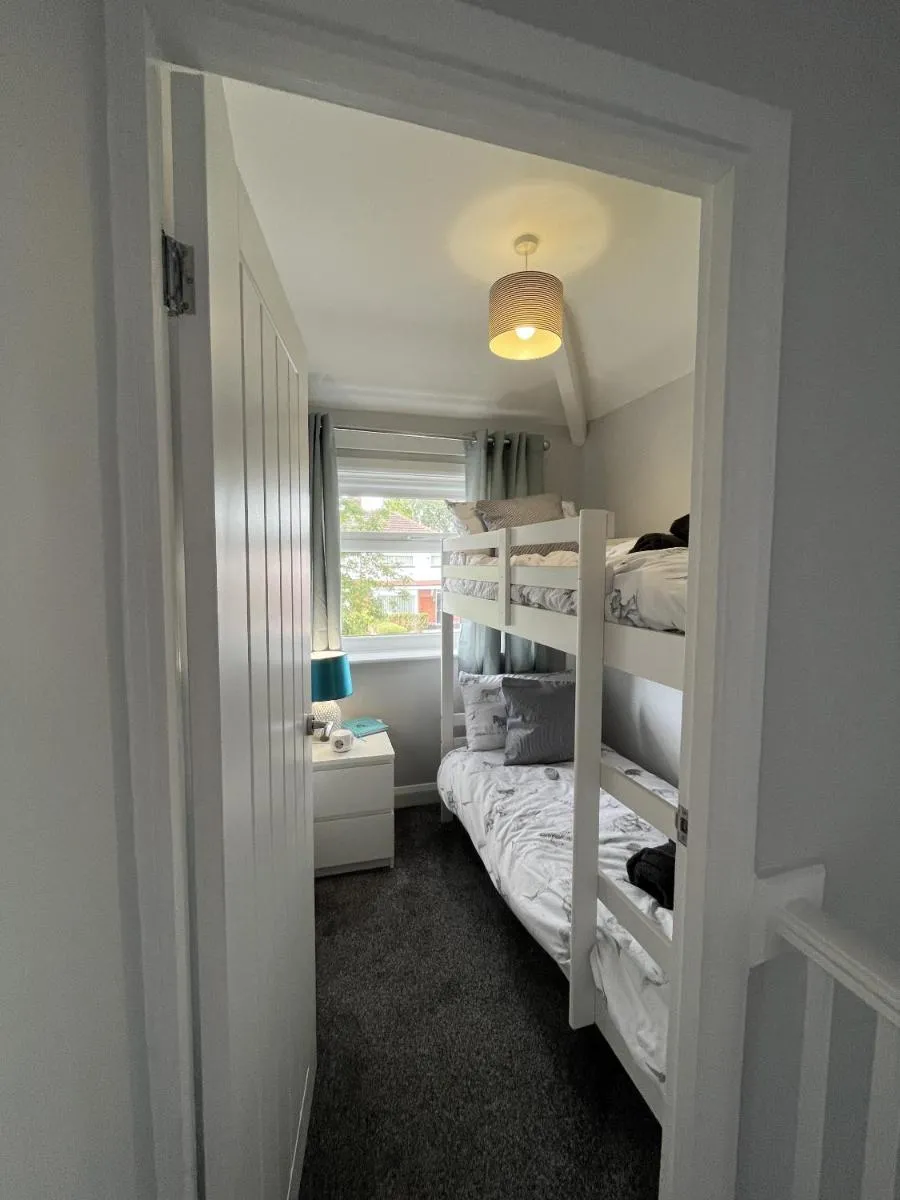 Image 5 of Modern 3-bed stay-away-home sleeps 6 nr Manchester