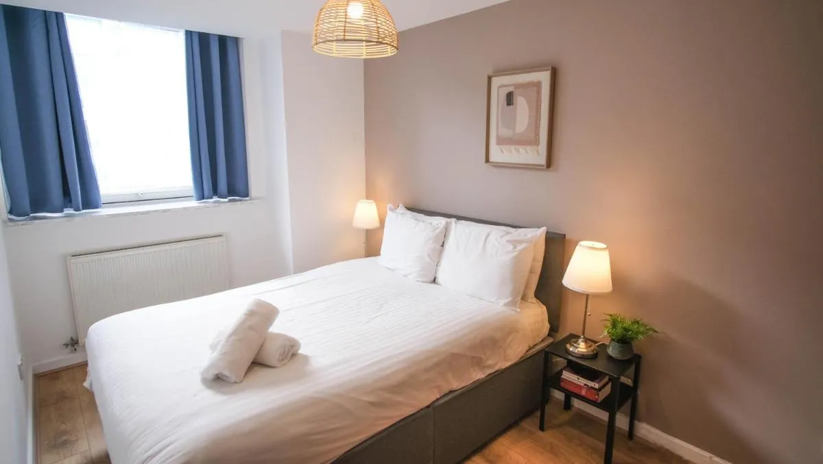 Image 2 of Modern & Spacious City Centre Apartment for Long Stay