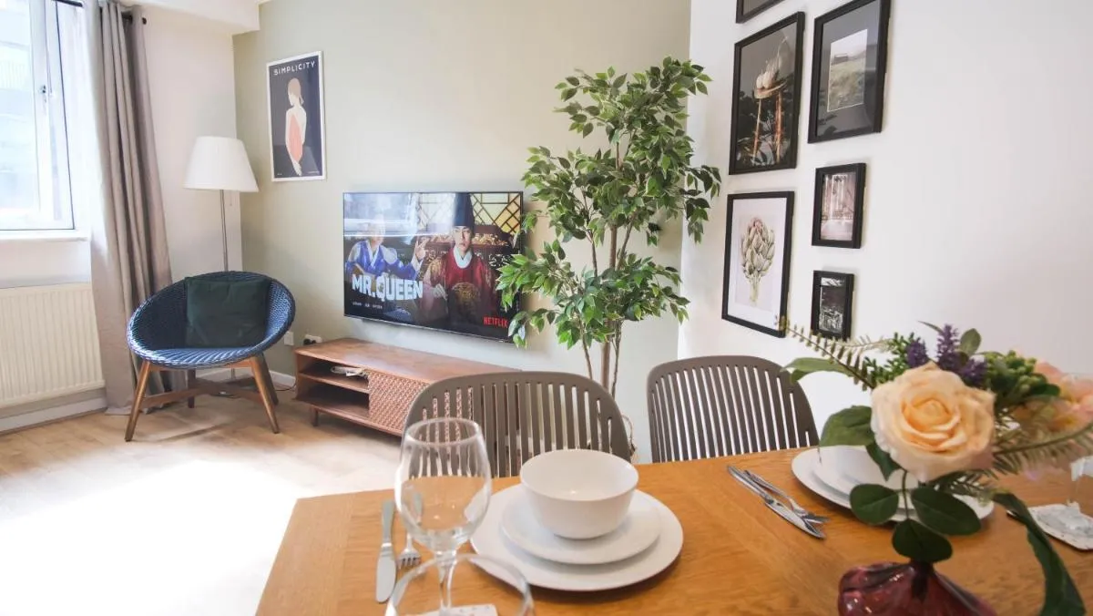 Image 4 of Modern & Spacious City Centre Apartment for Long Stay