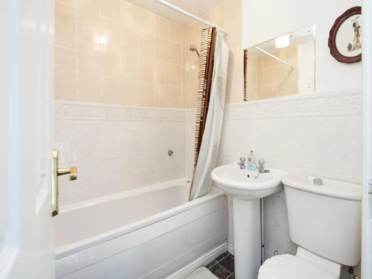 Image 2 of My-Places Abbotsfield Court Townhouse 4
