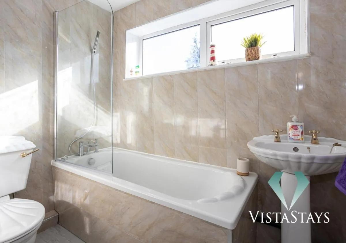 Image 6 of New Modern Spacious 5 Bedroom House by Vista Stays Short Lets & Serviced Accommodation Manchester with Parking