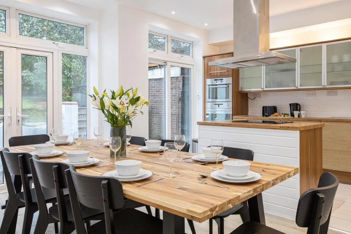 Image 3 of Pillo Rooms – Spacious 4 Bedroom Detached House close to Heaton Park