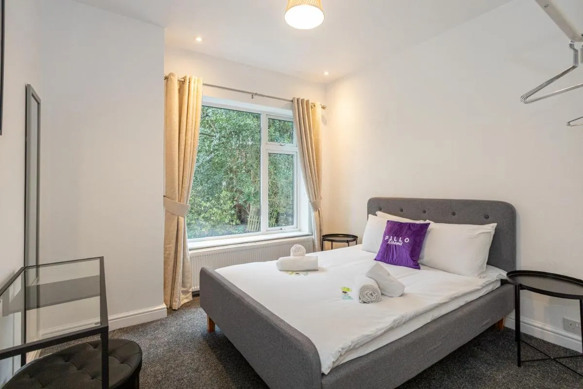 Image 1 of Pillo Rooms – Spacious 4 Bedroom Detached House close to Heaton Park