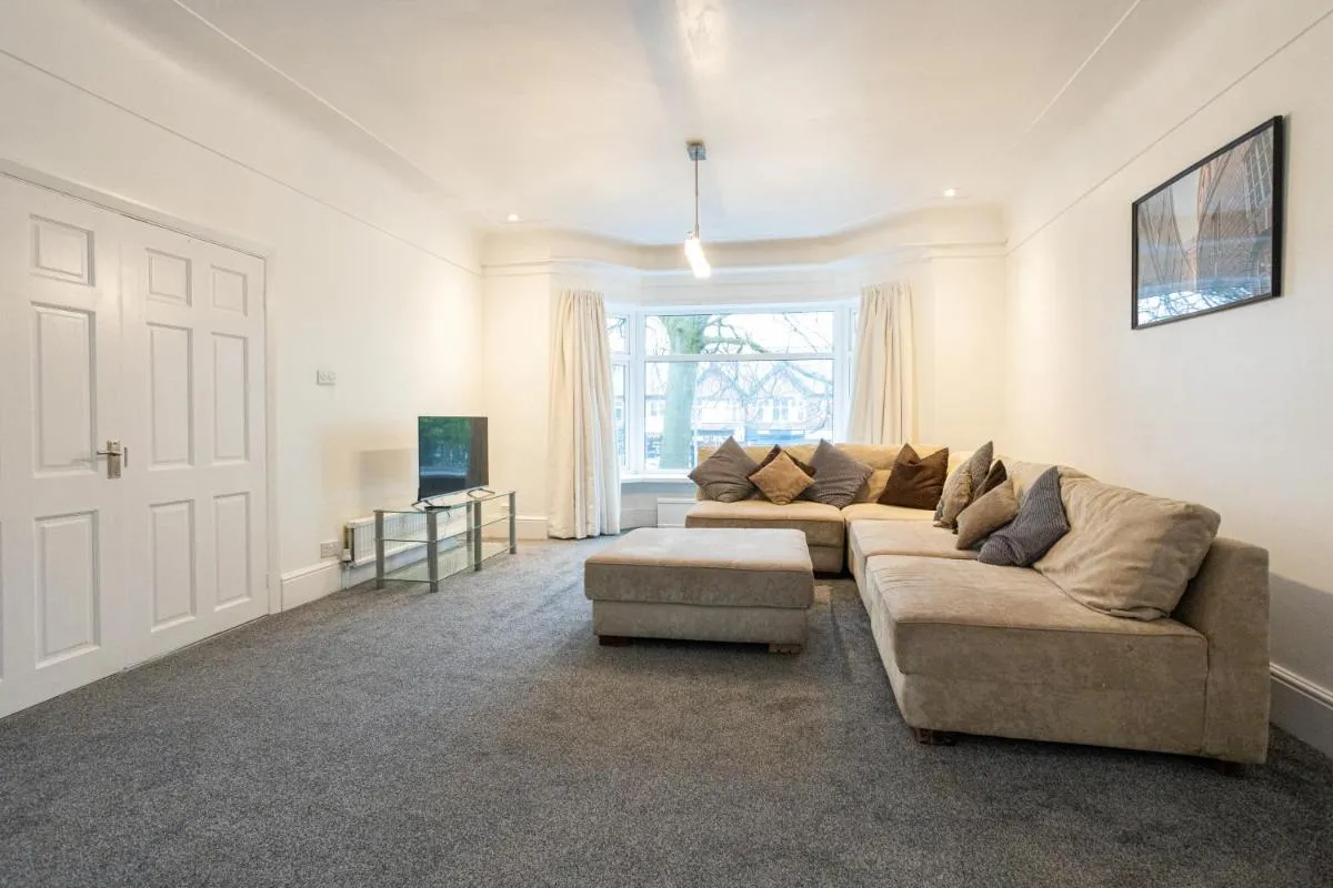 Image 4 of Pillo Rooms – Spacious 4 Bedroom Detached House close to Heaton Park