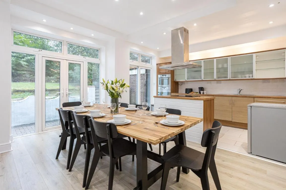 Image of Pillo Rooms – Spacious 4 Bedroom Detached House close to Heaton Park