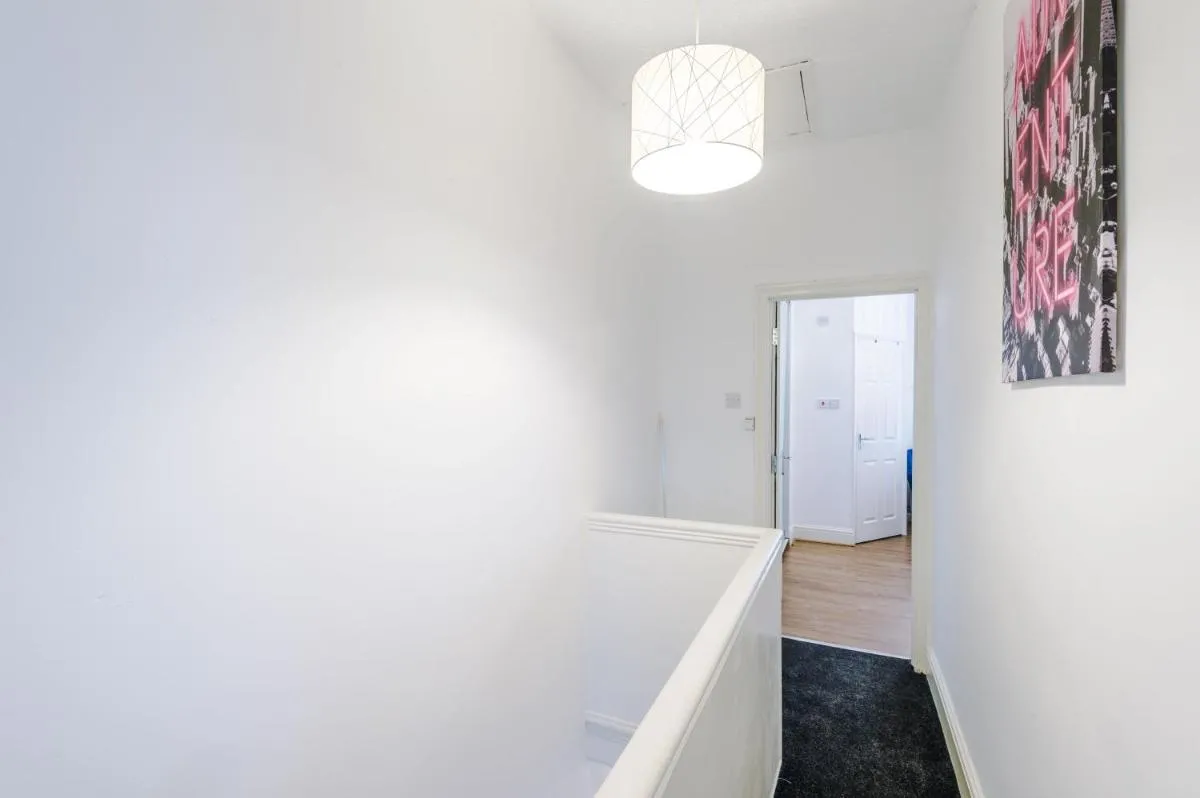 Image 2 of R&r Nr Mediacity 4 Bedrms, 6 Beds, Free Parking