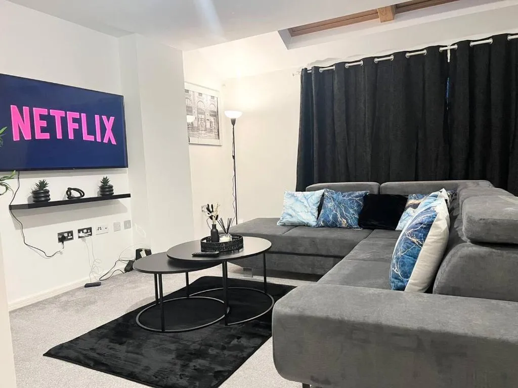 Image of Secure parking 3 bedroom stylish house with garden