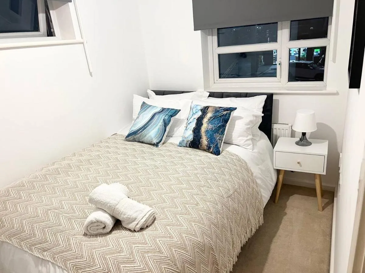 Image 1 of Secure parking 3 bedroom stylish house with garden