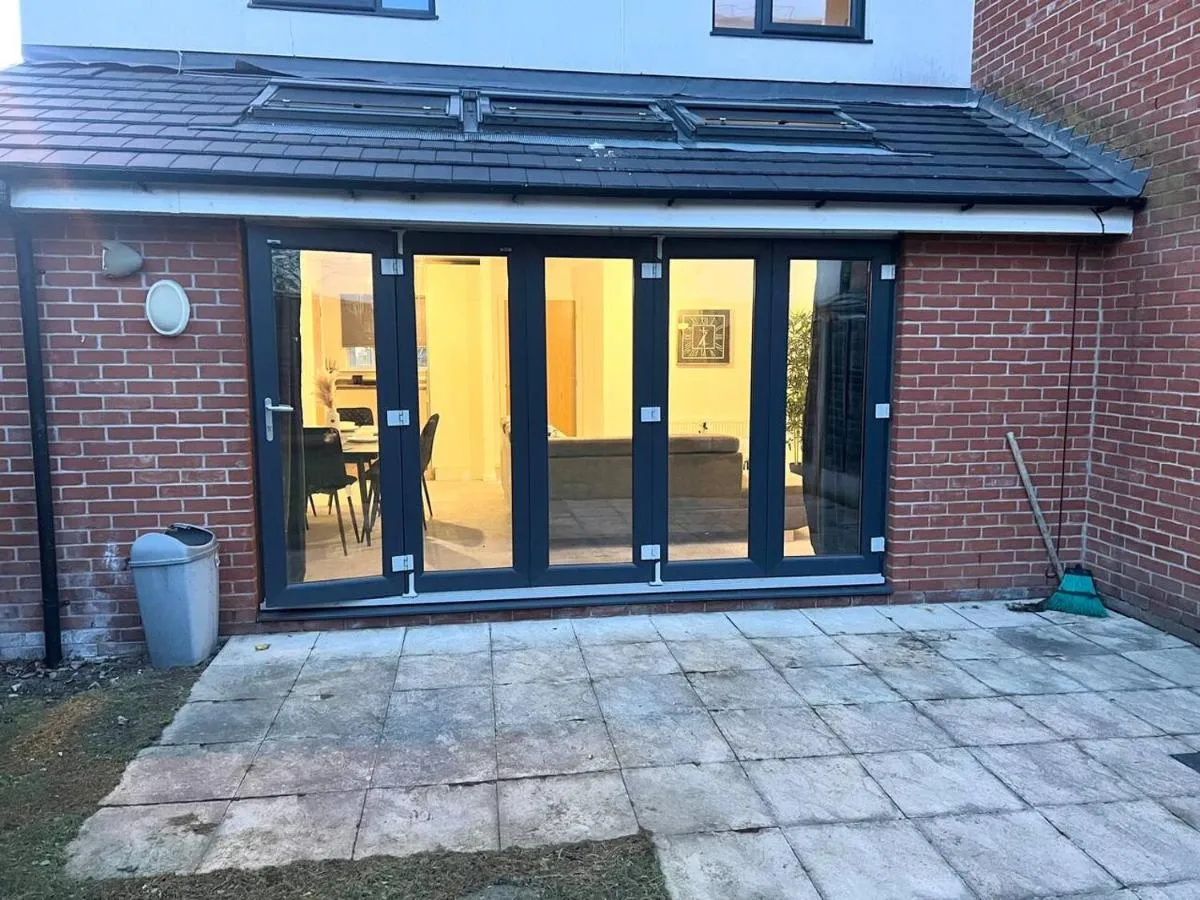 Image 5 of Secure parking 3 bedroom stylish house with garden
