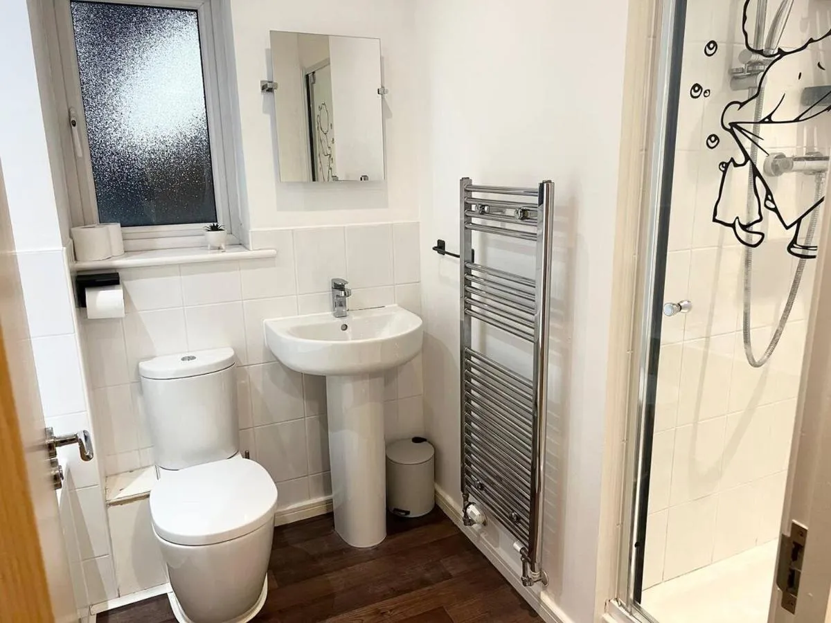 Image 2 of Secure parking 3 bedroom stylish house with garden