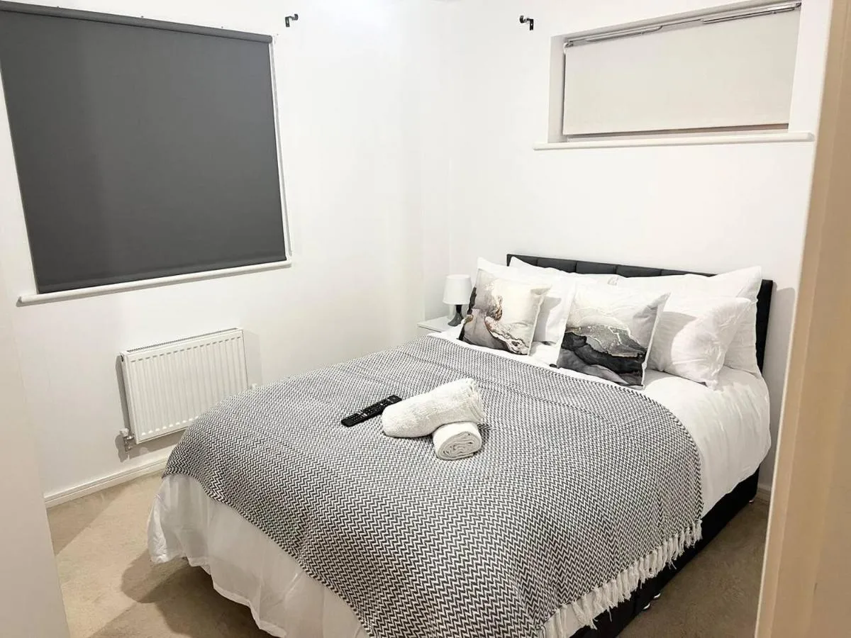 Image 6 of Secure parking 3 bedroom stylish house with garden