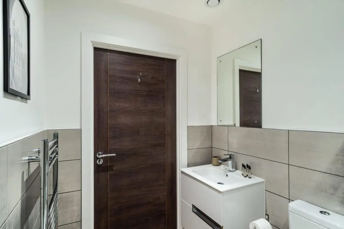 Image 2 of Sleek 1 Bedroom Apartment by Old Trafford