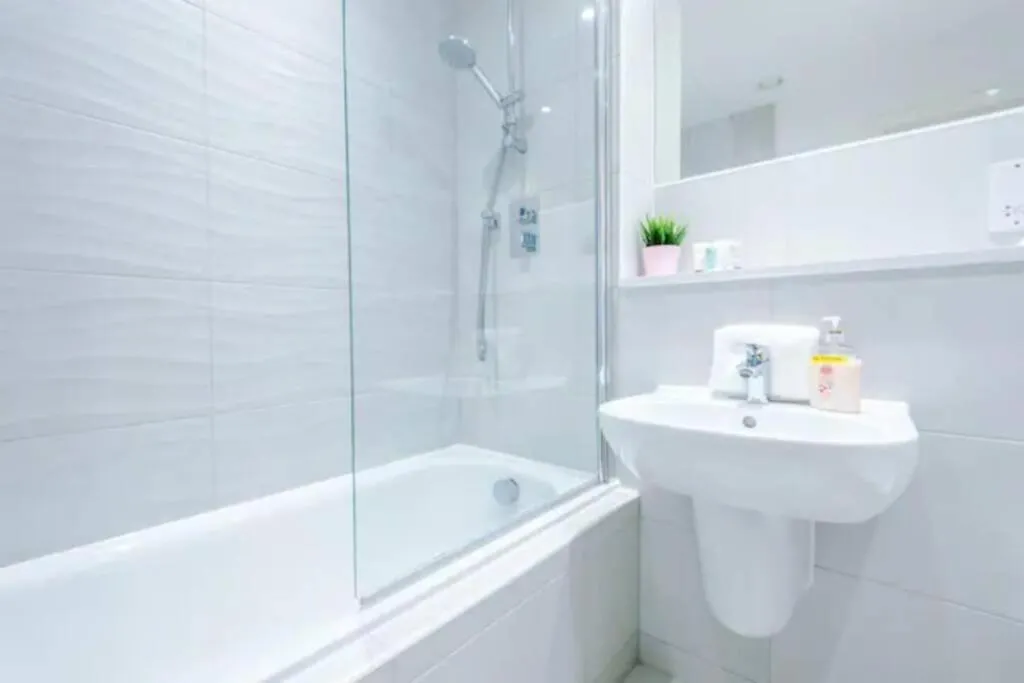 Image 2 of Spacious 2-Bedroom Apartment in the Heart of Manchester – Ideal for Families or Groups