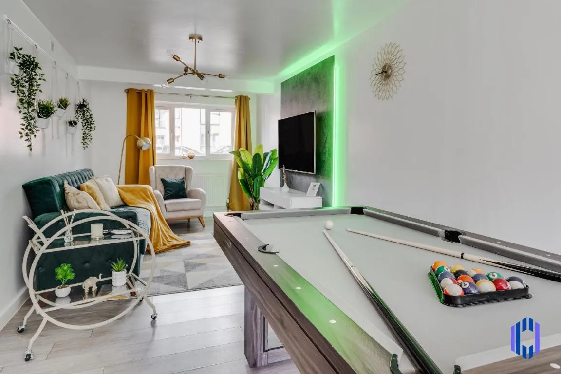 Image of Spacious 5 BR Home Nr Etihad Stadium with Pool Table