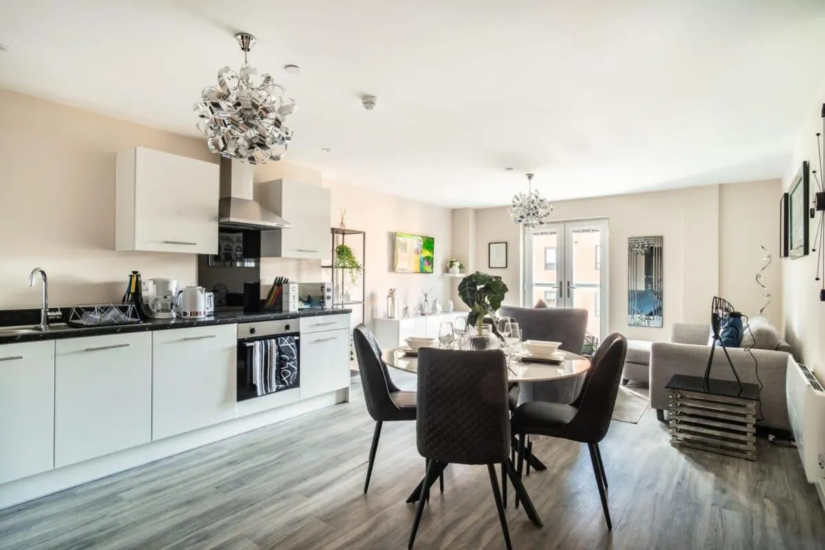 Image 6 of Spacious & Bright 2 Bed Apartment in Manchester