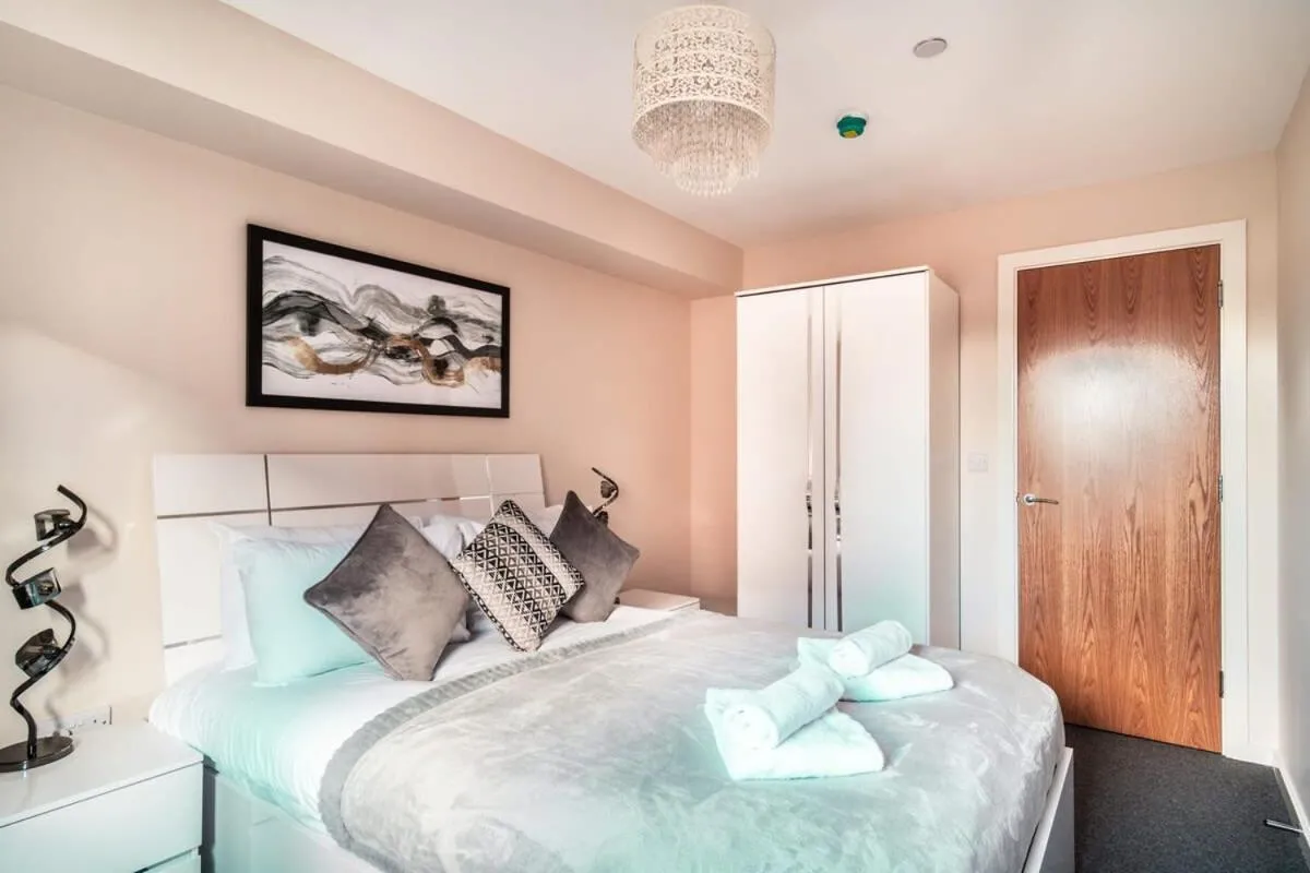 Image 4 of Spacious & Bright 2 Bed Apartment in Manchester