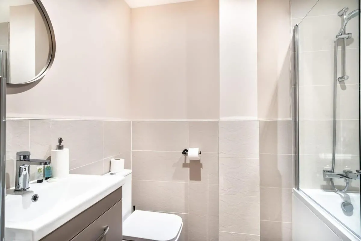 Image 5 of Spacious & Bright 2 Bed Apartment in Manchester