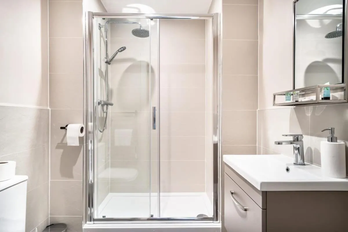 Image 2 of Spacious & Bright 2 Bed Apartment in Manchester