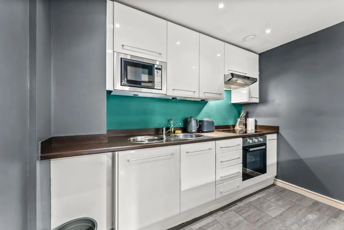 Image 3 of Spacious Central Manchester Apartment – Sleeps 8