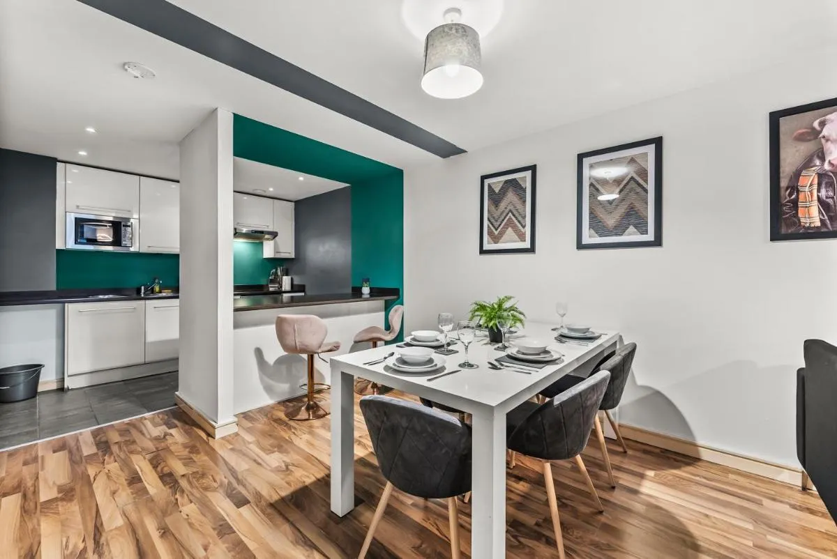 Image 4 of Spacious Central Manchester Apartment – Sleeps 8