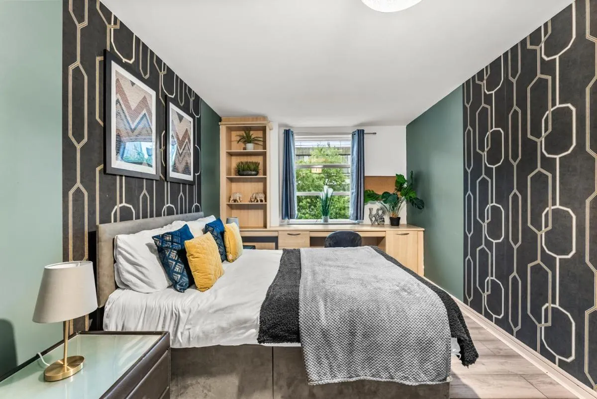 Image 2 of Spacious Central Manchester Apartment – Sleeps 8