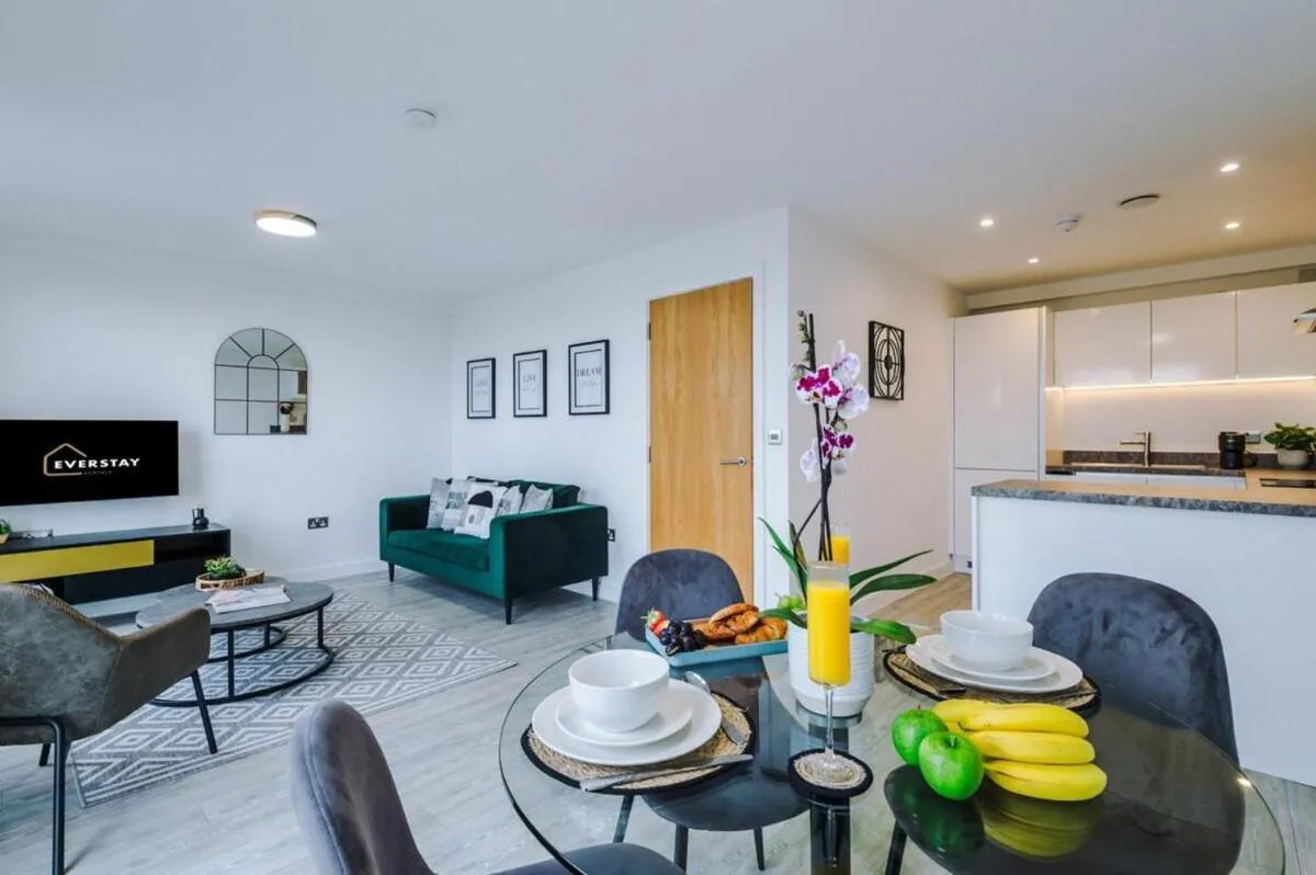 Image 4 of Spacious & Modern 2 Bed Salford Quays Apartment