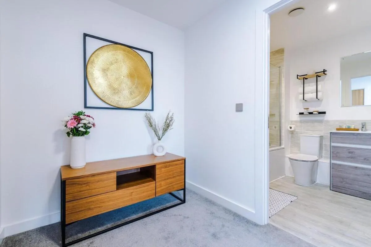 Image 2 of Spacious & Modern 2 Bed Salford Quays Apartment