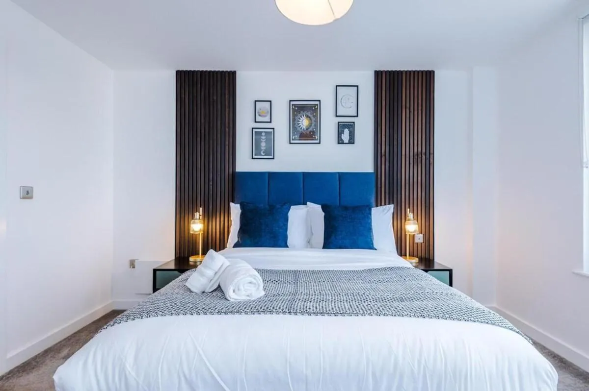 Image 1 of Spacious & Modern 2 Bed Salford Quays Apartment