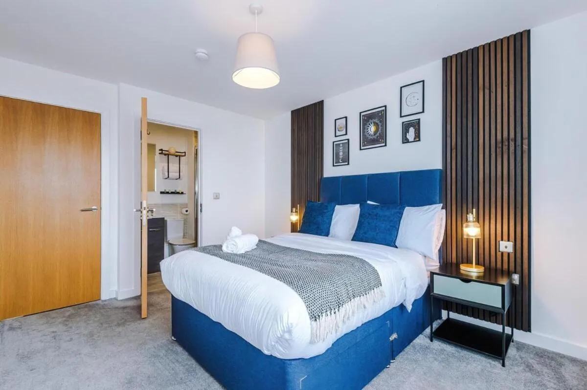 Image 5 of Spacious & Modern 2 Bed Salford Quays Apartment
