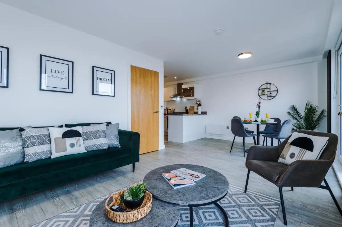Image 3 of Spacious & Modern 2 Bed Salford Quays Apartment