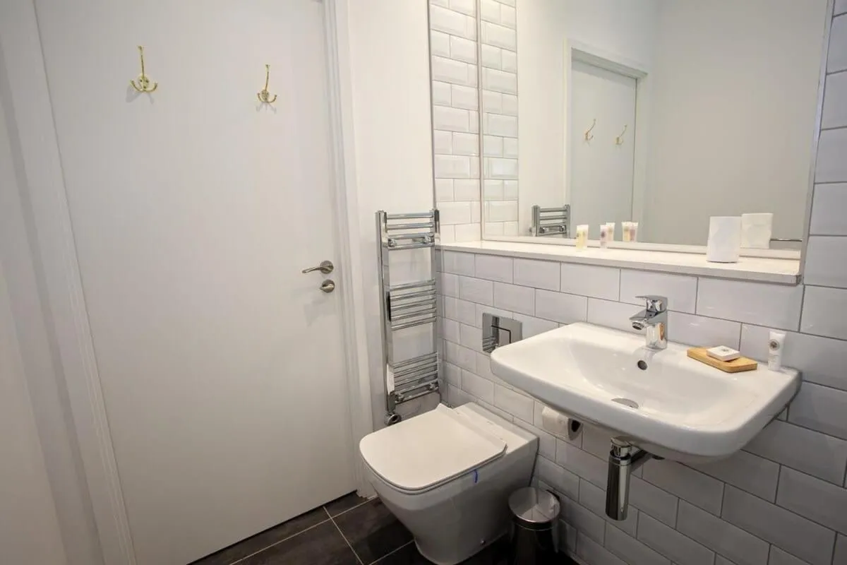 Image 6 of Stunning 1 Bed Flat 5min walk to Victoria Station