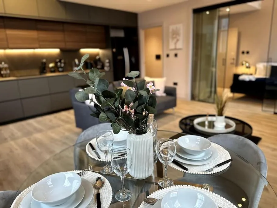 Image 2 of Stunning 2BR Apt in Central Manc