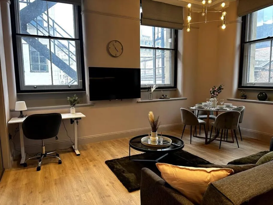 Image 4 of Stunning 2BR Apt in Central Manc