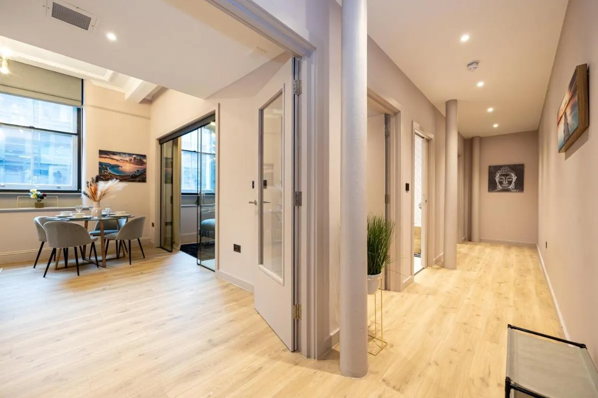 Image 4 of Stunning 2BR In Chinatown