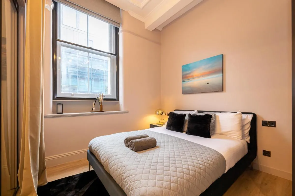 Image 5 of Stunning 2BR In Chinatown