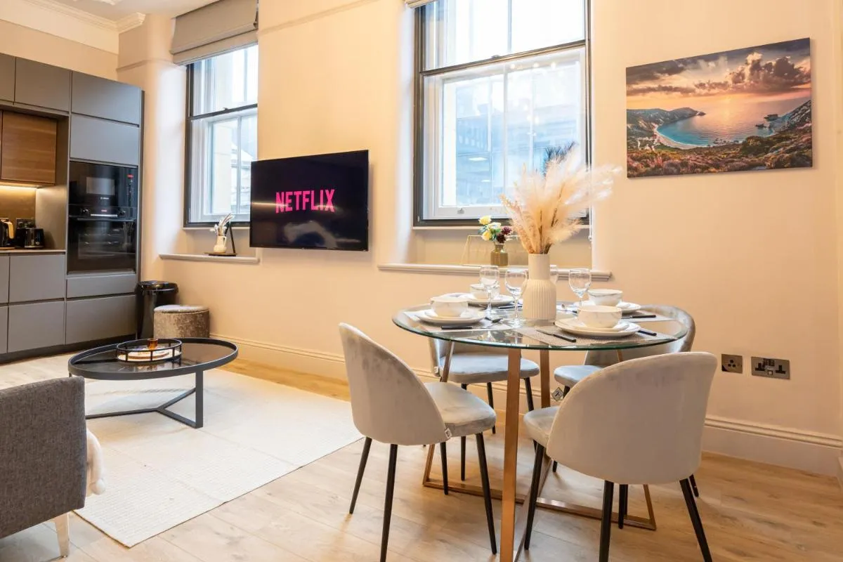 Image 3 of Stunning 2BR In Chinatown