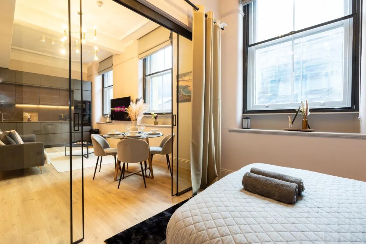 Image 1 of Stunning 2BR In Chinatown