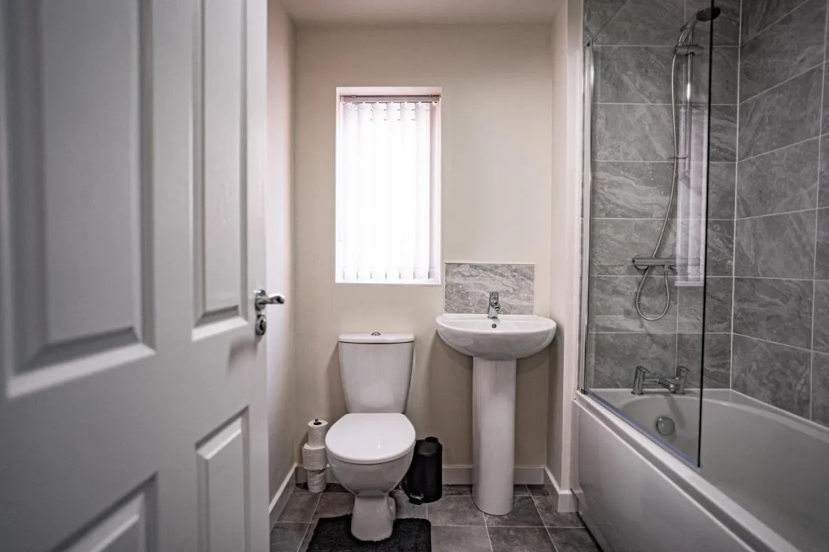 Image 6 of Stunning 2-Bed House in Manchester with canal view