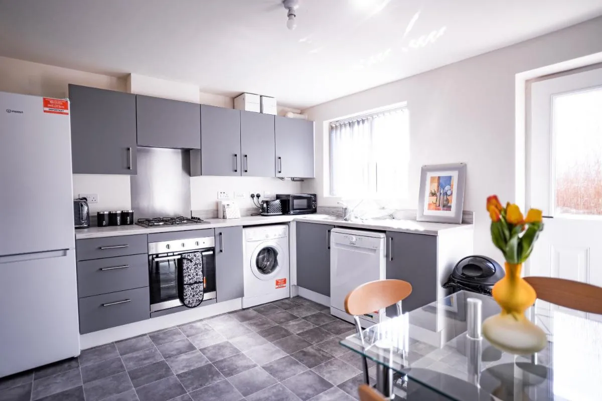 Image 3 of Stunning 2-Bed House in Manchester with canal view
