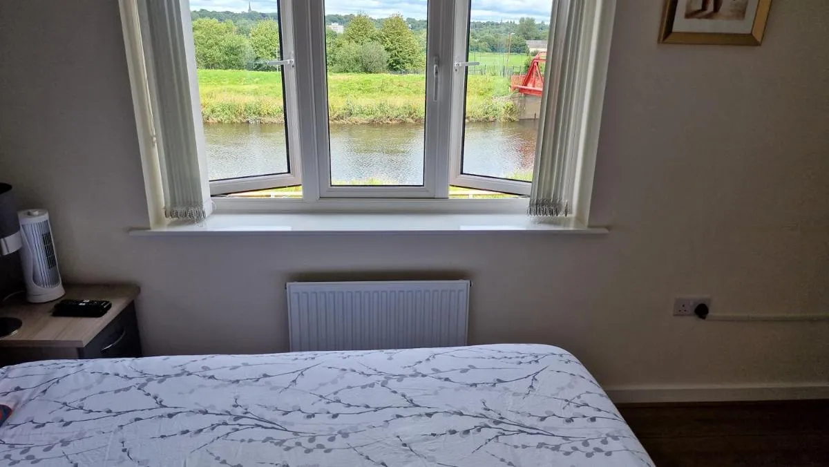 Image 5 of Stunning 2-Bed House in Manchester with canal view