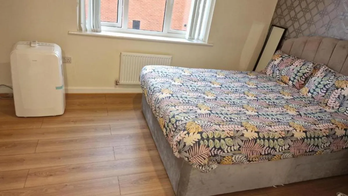 Image 1 of Stunning 2-Bed House in Manchester with canal view