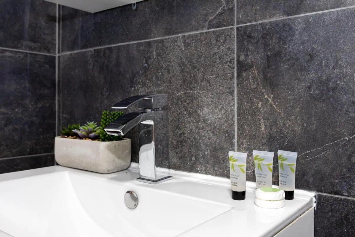 Image 2 of Stunning 2 Bedroom Apartment in Chorlton
