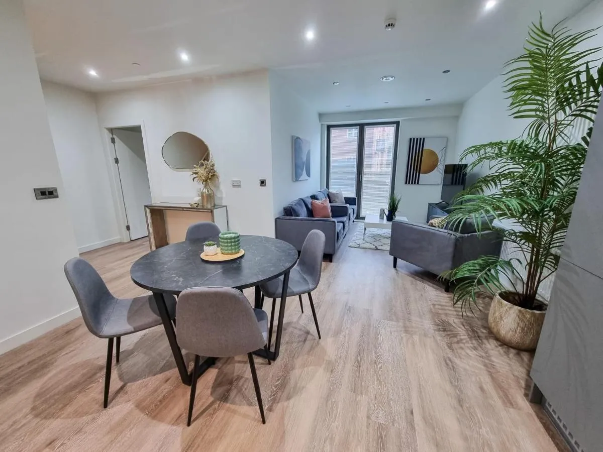 Image 3 of Stunning 4-bedroom Townhouse with Free Parking