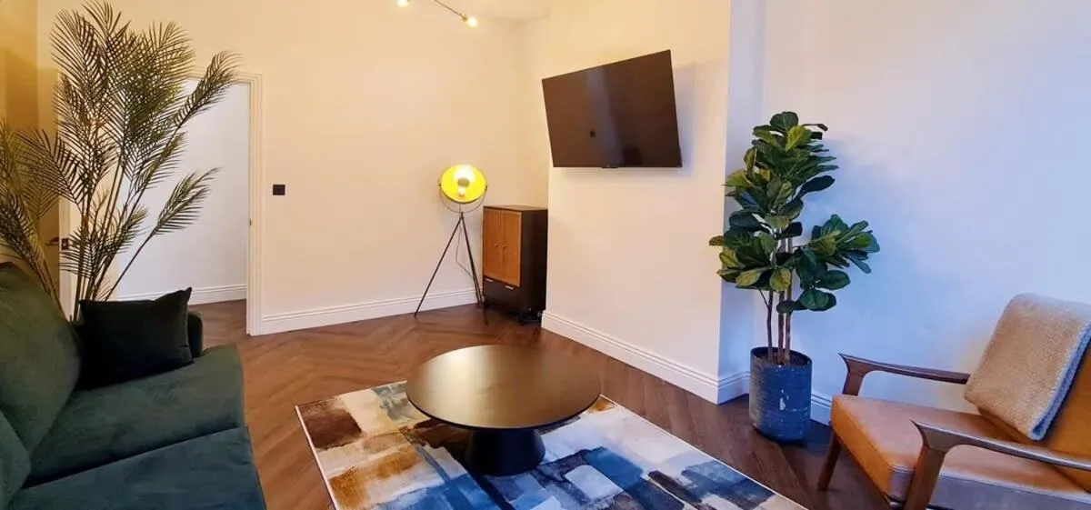 Image 2 of Stunning Luxury Spacious Holiday Home – 5 Bedrooms – Rest & Recharge in Manchester