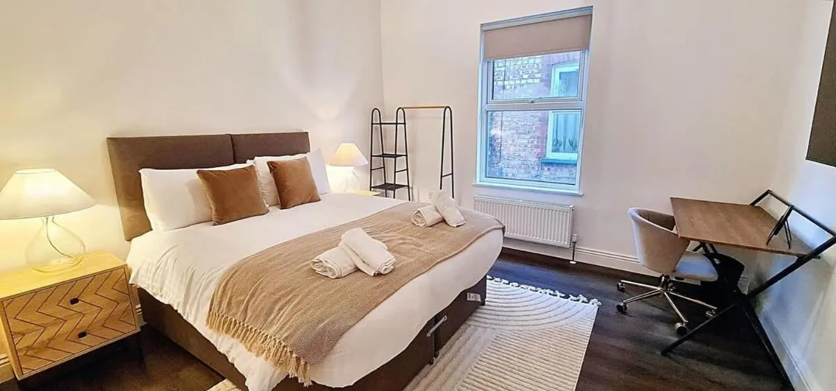 Image 3 of Stunning Luxury Spacious Holiday Home – 5 Bedrooms – Rest & Recharge in Manchester