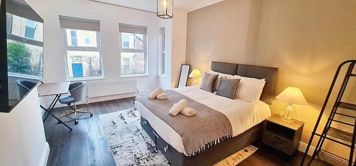Image 5 of Stunning Luxury Spacious Holiday Home – 5 Bedrooms – Rest & Recharge in Manchester