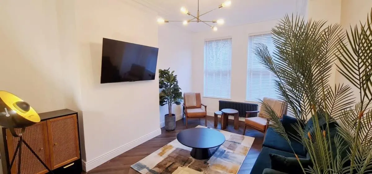 Image of Stunning Luxury Spacious Holiday Home – 5 Bedrooms – Rest & Recharge in Manchester